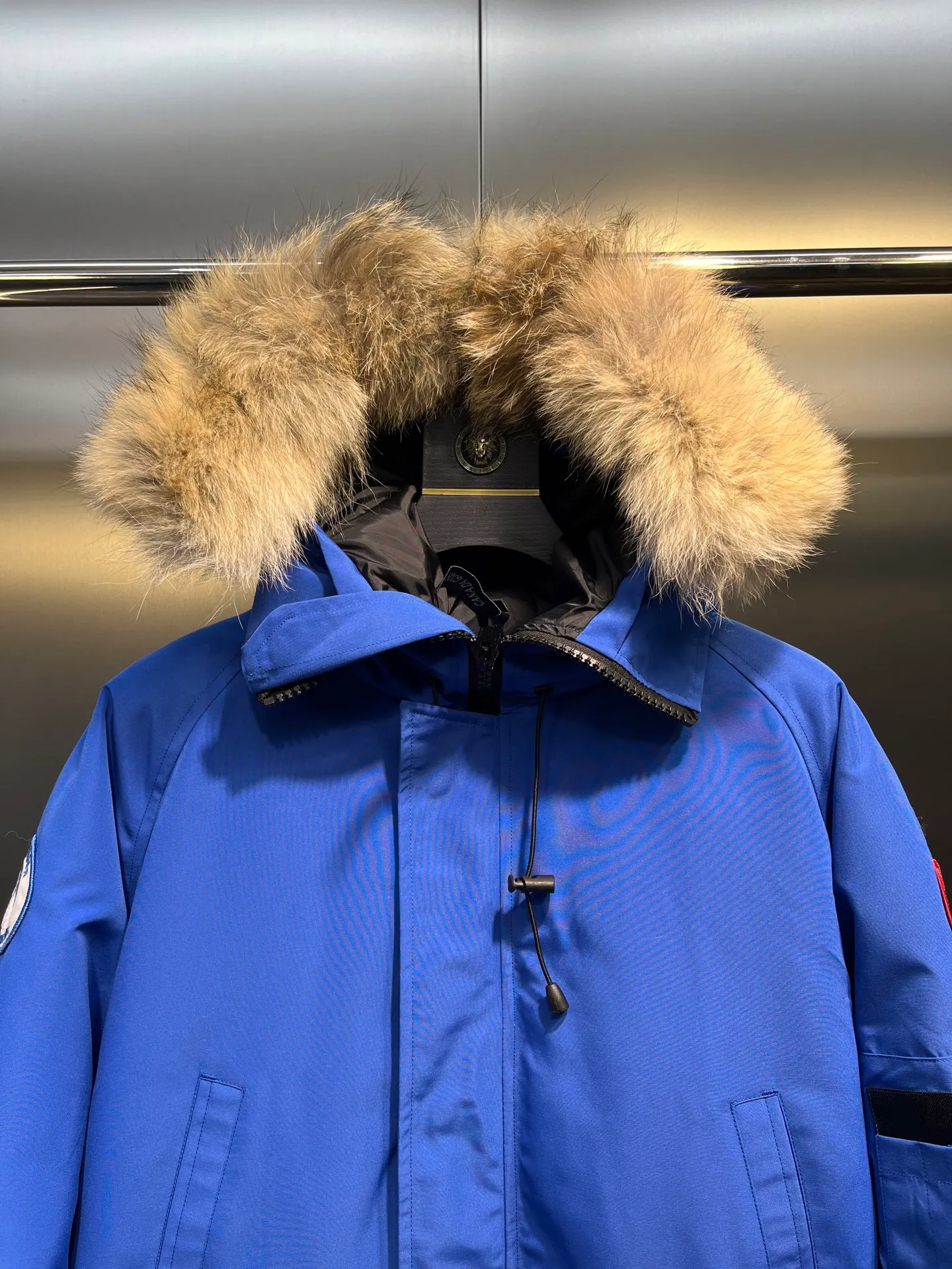 P720 high-end version (new version of Big Goose 01) Canada Goose Canada Goose #Chilliwack 7999M bomber jacket short down jacket/01 model #Men and Women Same Style# ➖ Genuine synchronous anti-counterfeiting chip sensor! ➖ Imported 21S polyester-cotton blended original fabric [last year’s 16S/18S hard fabrics have been completely eliminated, this year all use 21S genuine synchronous fabrics, the soft mid-strap feels delicate and textured], genuine synchronous Feather-Light 10D waterproof coating fabric, made of 84.5 polyester fiber and 15.5 cotton, 100% the best feel in the entire network! ➖ The genuine official website is synchronized with the national standard 80 white duck down, you can check the official website customer service, there will never be a series of misleading claims such as 90 down or goose down! ➖ Using the best nylon lining with double double-layer sealing design, velvet-proof No. 7 needle + grid-filled down ready-made garments, there is 100% no so-called velvet running! ➖ The cuffs are designed with thickened seamless threads, and the collar and pockets are lined with top-quality polar fleece to keep you warm and comfortable! ➖ Yoshida YKK provides original custom-made electroplated sliders. YKK two-way lockable zippers are tight and smooth and will not peel off paint! ➖ 3M composite guarantees that the Velcro is the same as the original, durable, and all accessories and hardware are custom-made! ➖ Imported BEHRINGER embroidery machine to customize the 10,000-needle embroidery logo, 98% of which can be reproduced to restore the original logo. You can check and compare on the official website! ➖ The fur collars are all made of large pieces of Western Canadian blue wolf hide, ensuring that each fur collar is 13-15cm wide!   Size:XS-XXL